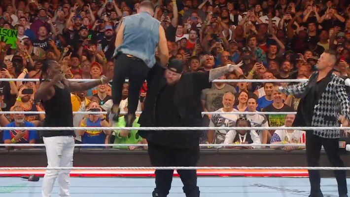 Jelly Roll frappe Austin Theory avec un Chokeslam massif à SummerSlam