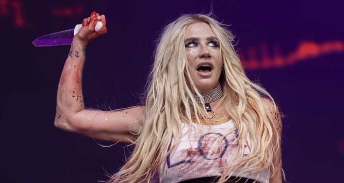 Kesha affirme que sa lame d'hélice a été « remplacée » par un « vrai couteau de boucher » pour sa performance à Lollapalooza (et personne ne le lui a dit avant)