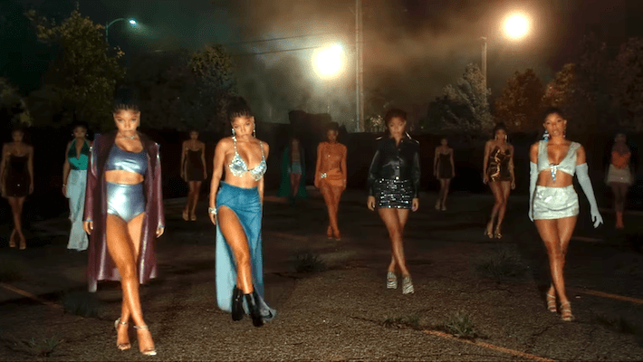 Le clip séduisant de Halle « Because I Love You » se transforme en attaque des clones
