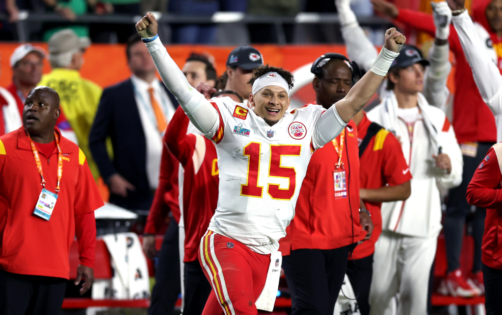 Le quarterback 5 étoiles de première année du Nebraska s'est présenté au camp avec une ressemblance étrange avec Patrick Mahomes