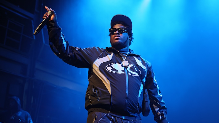 Le remix de « Problem » de Laila! par Cash Cobain présente une liste impressionnante d'invités, dont 6lack, Big Sean, Flo Milli et bien d'autres