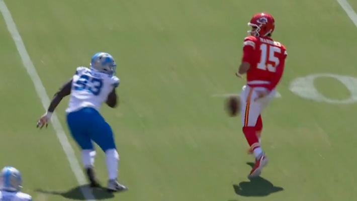 Patrick Mahomes a lancé une passe derrière le dos lors d'un match de pré-saison parce que bien sûr, il l'a fait