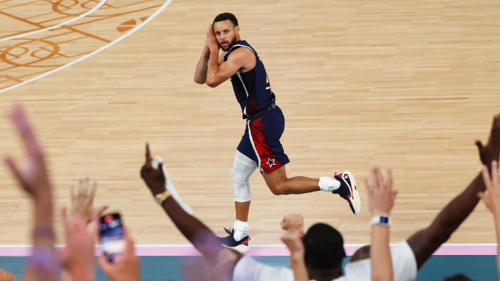 Steph Curry a pris le relais dans la dernière ligne droite pour mener l'équipe américaine à une médaille d'or