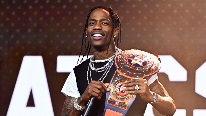 Travis Scott entre dans l'ère de la Lucha Libre après avoir été annoncé comme partenaire de Rey Mysterio au Fanatic Fest de New York