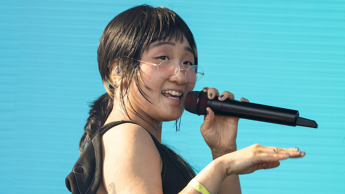 Yaeji demande aux auditeurs de « danser et de bouger leurs fesses » avec « Booboo », sa première chanson de 2024