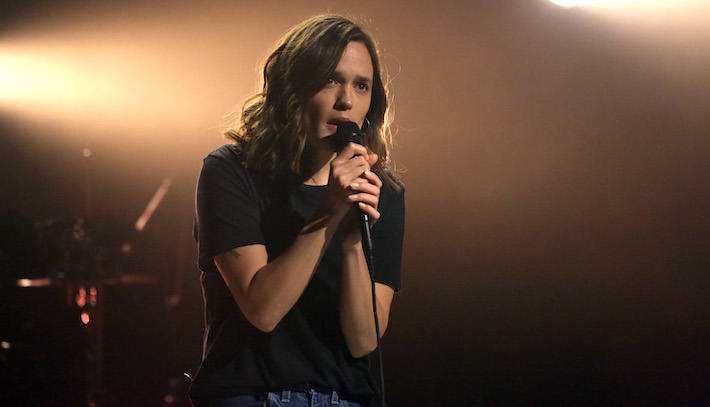 Wet abandonne ses lunettes de couleur « rosy » sur son nouveau single réfléchissant