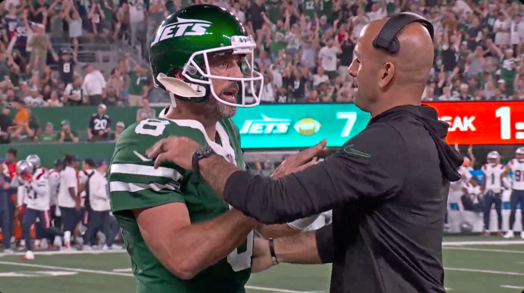 Aaron Rodgers a repoussé Robert Saleh qui essayait de le serrer dans ses bras après un touchdown des Jets