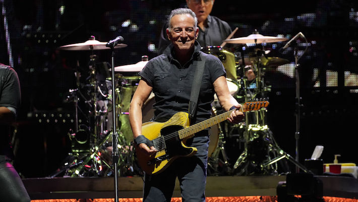 Bruce Springsteen continuera à tourner « jusqu'à ce que les roues tombent », c'est du moins ce qu'il a déclaré dans la bande-annonce de son documentaire « Road Diary »