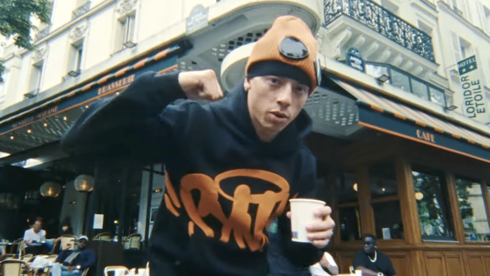 Central Cee et Raye font leurs adieux aux temps difficiles dans leur vidéo de célébration « Moi »