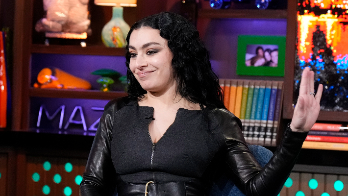 Charli XCX dit « au revoir pour toujours » à son époque virale « Brat Summer », mais les fans ne sont pas encore prêts à la laisser partir