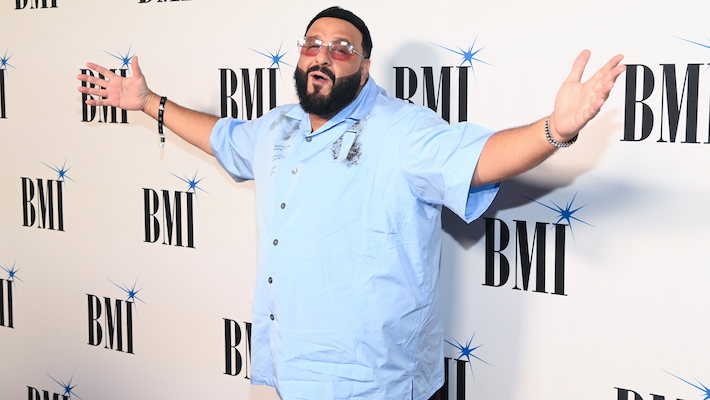 DJ Khaled défie de manière hilarante la gravité en surfant sur la foule lors du pré-spectacle UCF contre Colorado