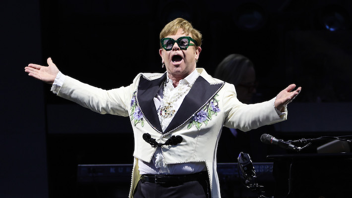 Elton John a révélé qu'une infection oculaire « grave » a laissé le chanteur avec une « vision limitée » dans un œil