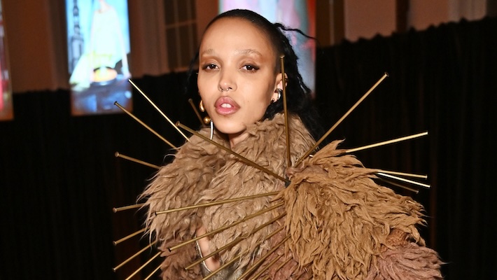 FKA Twigs sort de la course aux rats dans sa vidéo « Eusexua »