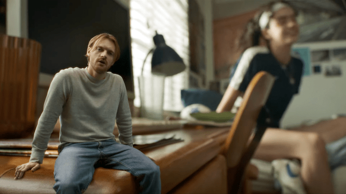 Finneas apprend une dure leçon sur un béguin non partagé dans sa vidéo « Cleats »