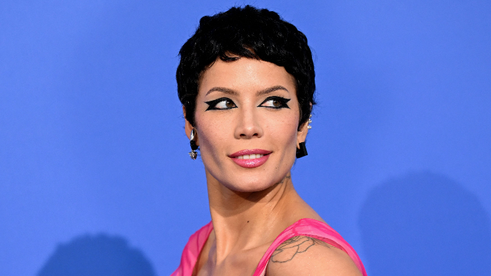 Halsey lance une chasse au trésor internationale complète sur le thème « The Great Impersonator » pour dévoiler son œuvre officielle