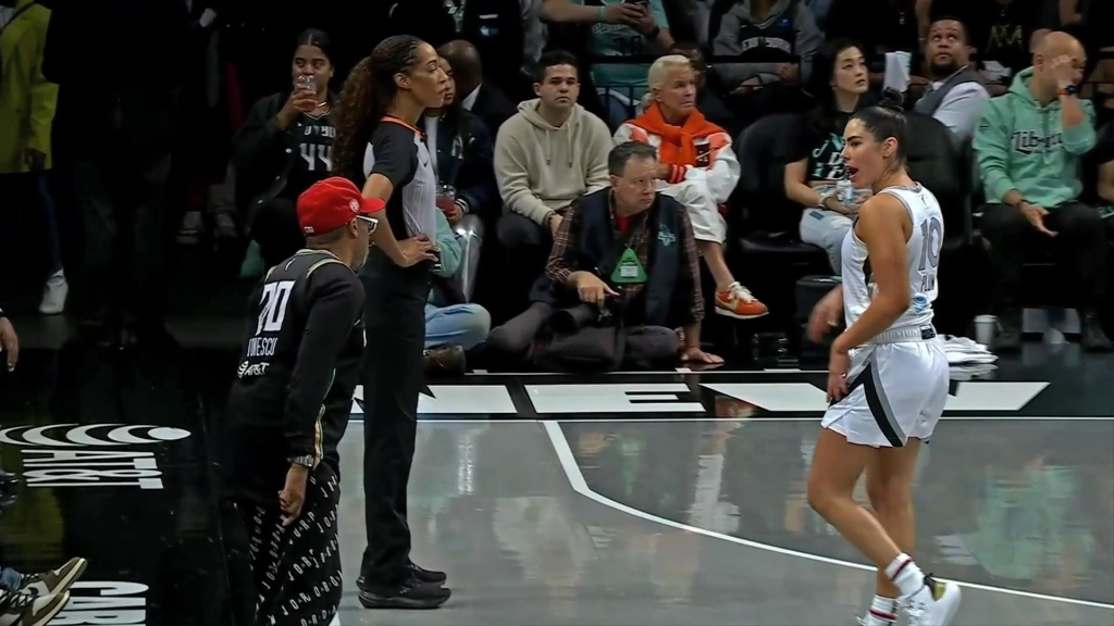 Kelsey Plum et Spike Lee se sont lancés dans le jeu lors du premier match d'Aces-Liberty