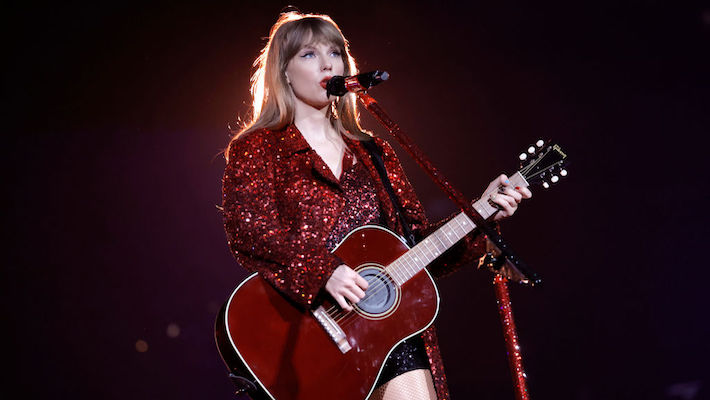 L'obsession de la NFL pour Taylor Swift a été ravivée alors que la chanteuse a fait plusieurs apparitions surprises dans une nouvelle vidéo promotionnelle