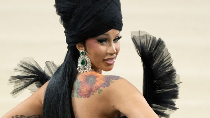 La nouvelle photo d'échographie de Cardi B incite les fans à trouver des noms de bébé hilarants, que Cardi semble apprécier