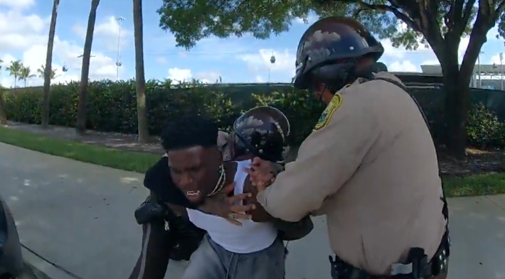 La police de Miami-Dade a diffusé des images de la caméra corporelle de Tyreek Hill arrêté avant le match Dolphins-Jaguars