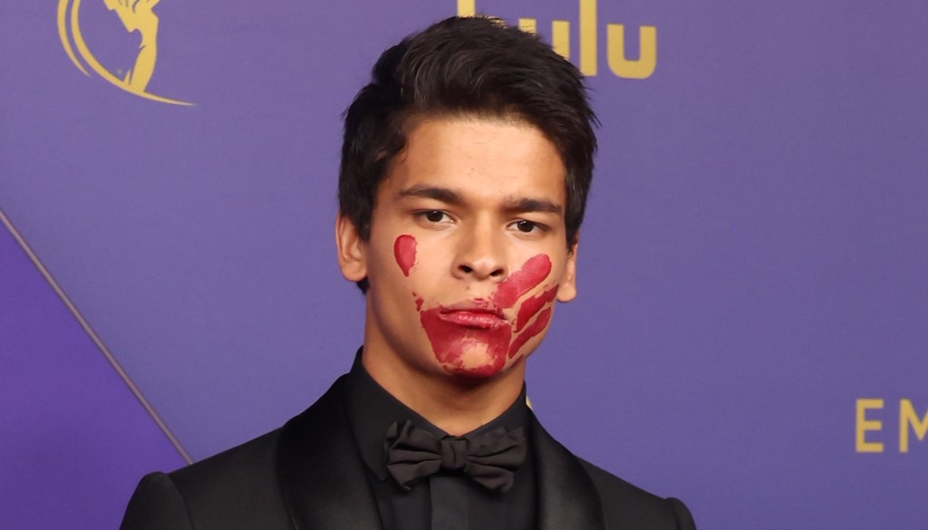 La star de « Reservation Dogs », D'Pharaoh Woon-A-Tai, a apporté un message puissant sur le tapis rouge des Emmy Awards