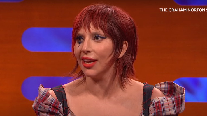 Lady Gaga pense que c'était « plutôt amusant » que la nouvelle de ses fiançailles soit annoncée accidentellement par l'équipe média du Premier ministre français