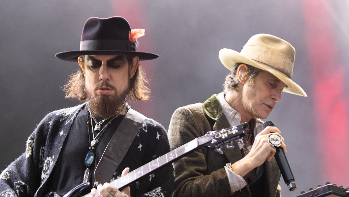 Les membres de Jane's Addiction, Perry Farrell et Dave Navarro, ont été impliqués dans une bagarre sur scène, provoquant la fin brutale du spectacle du groupe