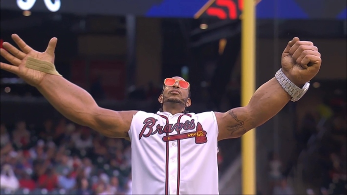 Ludacris a enfilé ses bras géants « Get Back » et a lancé le premier lancer lors d'un match des Braves