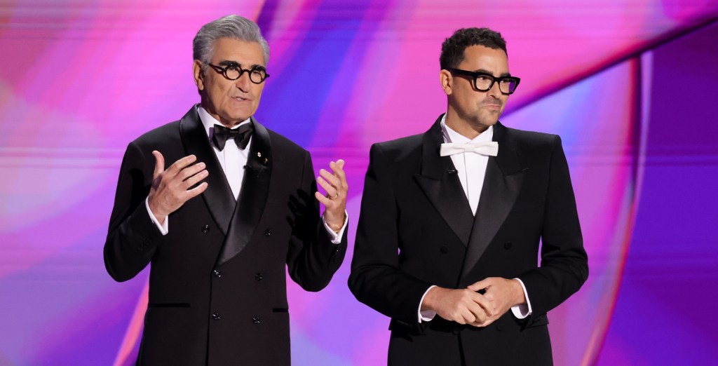 Même les présentateurs des Emmy Awards, Eugene et Dan Levy, ont critiqué les Emmys pour ne pas avoir su comment gérer « l'ours »