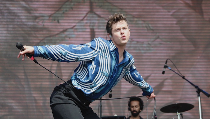 Perfume Genius ajoute trois titres bonus à la réédition anniversaire de son album bien-aimé « Too Bright »