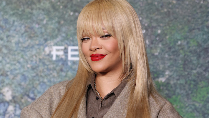 Rihanna se présente officiellement comme le nouveau visage de Dior J'Adore avec sa première publicité luxueuse pour le parfum
