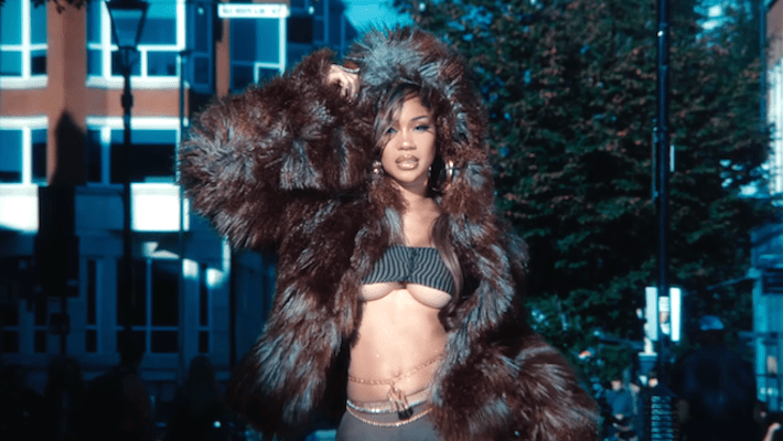Saweetie est un yankee qui attire l'attention au Royaume-Uni dans sa vidéo sensuelle "Is It The Way"