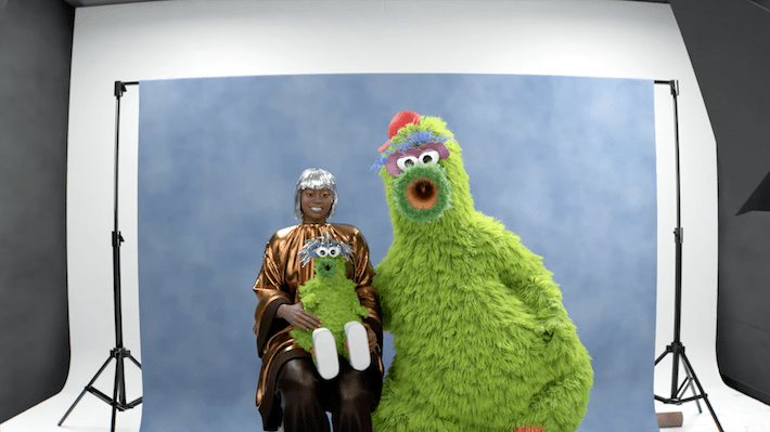 Tierra Whack sort avec Phillie Phanatic dans sa vidéo "Moovies" extrêmement imaginative