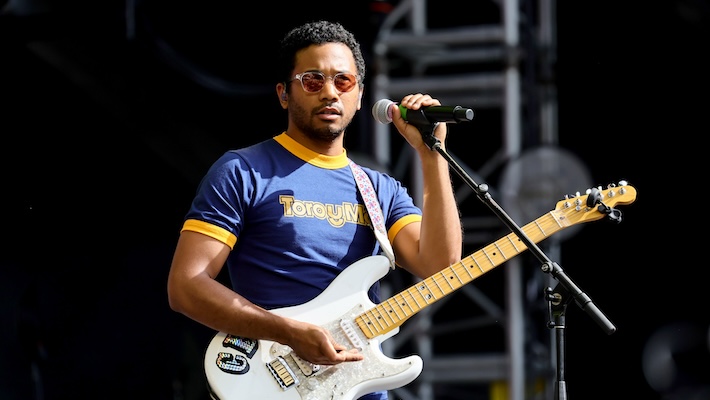 Toro Y Moi sort son nouvel album « Hole Erth » avec des clips pour « Babydaddy » et « Madonna » avec Don Toliver