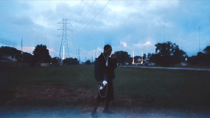 Travis Scott dévoile sa ville natale dans la vidéo frénétique « Mo City Flexologist »