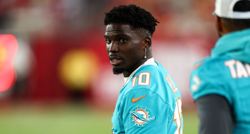 Tyreek Hill a été arrêté par la police à l'extérieur du stade des Dolphins, mais jouera lors du match d'ouverture