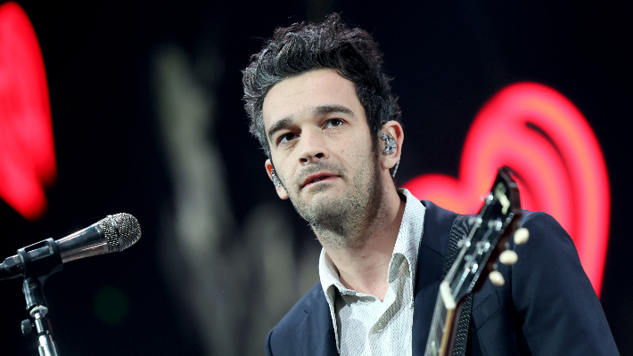 Matty Healy taquine apparemment qu'il travaille sur un livre et que les Swifties ne sont pas là pour ça