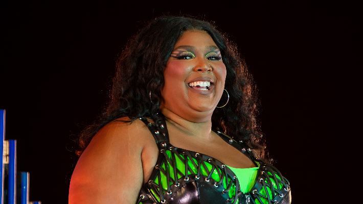 Lizzo Trolls "South Park" et ses critiques en matière de perte de poids en s'habillant avec un costume Ozempic pour Halloween