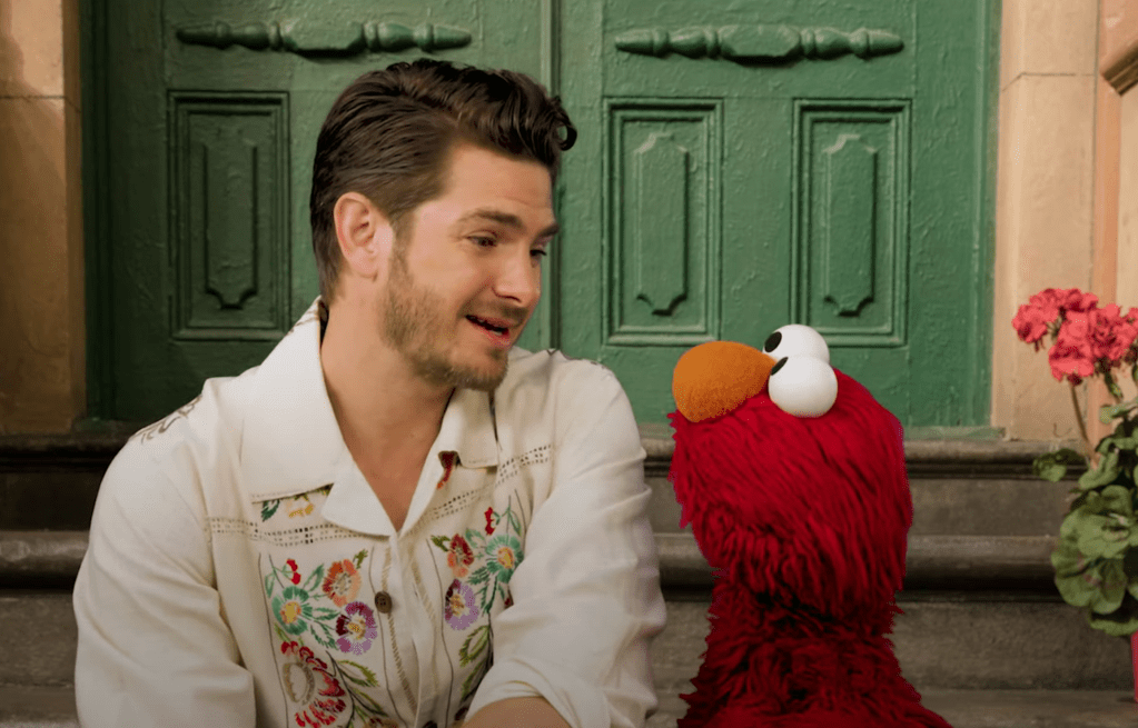 Andrew Garfield parlant à Elmo dans "Sesame Street" de la mort de sa mère pourrait vous faire pleurer
