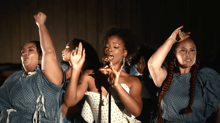 Ari Lennox survole un nid de coucou dans sa vidéo exaspérante "Smoke"