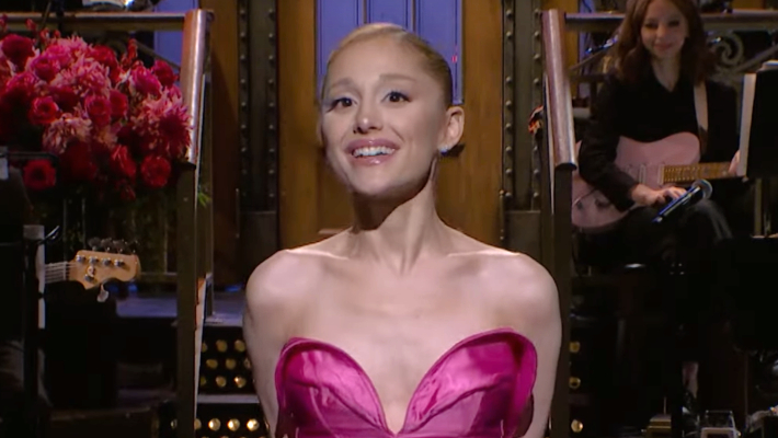 Ariana Grande a embrassé son « enfant du théâtre intérieur » pendant le monologue d'ouverture de « SNL » rempli de comédie musicale