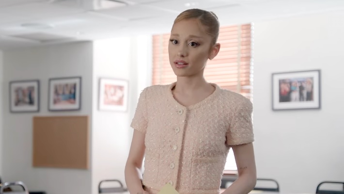 Ariana Grande a une demande liée à "Wicked" dans une nouvelle vidéo promotionnelle amusante "SNL"