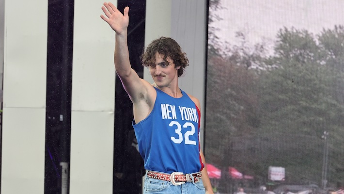 Benson Boone ne portait rien d'autre qu'un maillot de bain drapeau américain en quittant son spectacle "Fireworks & Rollerblades World Tour"