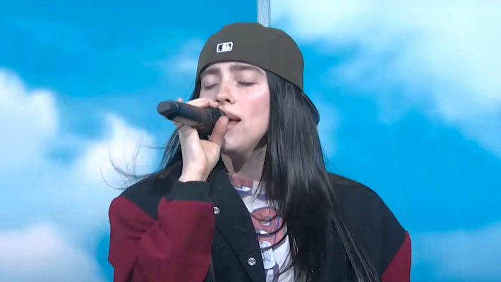 Billie Eilish s'est envolée vers les nuages ​​pour sa performance "SNL" de "Birds Of A Feather" aux côtés de Finneas