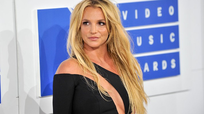 Britney Spears a brûlé ses sourcils et ses cils lors d'un incendie effrayant, a-t-elle révélé