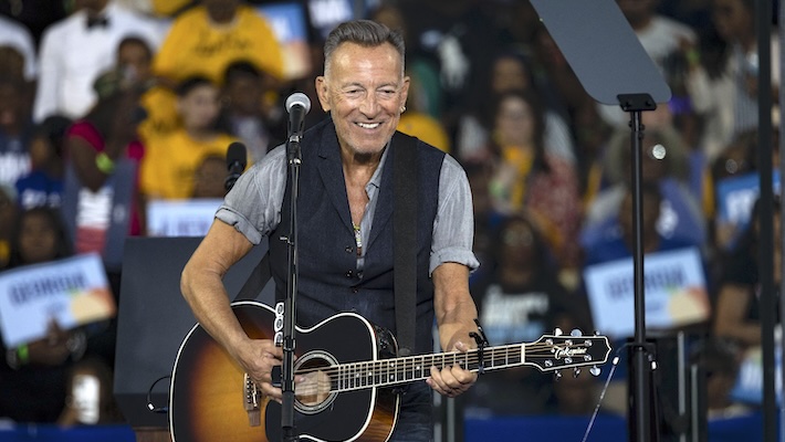 Bruce Springsteen dit qu'il n'est en fait pas milliardaire malgré des rapports récents indiquant le contraire