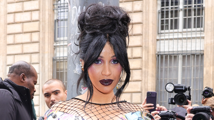 Cardi B applaudit aux rumeurs de chirurgie plastique post-partum (encore une fois) après la naissance de son troisième enfant