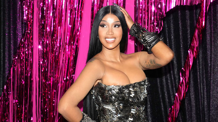 Cardi B révèle son ancien nom de strip-teaseuse en réfléchissant à sa folle fête d'anniversaire