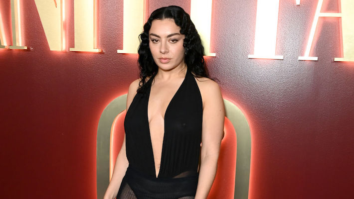 Charli XCX a enfin dévoilé la tracklist complète de son album de remix 'Brat' (ou a demandé à quelqu'un d'autre de le faire)