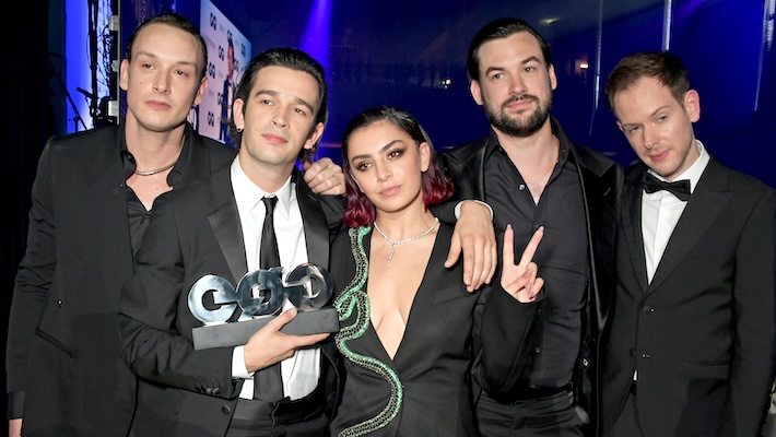Charli XCX dit que Matty Healy des années 1975 est comme un « frère »… qu'elle veut parfois « étrangler »