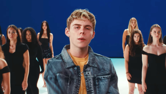 Dans la vidéo "Aperol Spritz" de Kid Laroi, il est la femme ultime qui murmure un célibataire aux yeux bleus, mais son cœur est pris